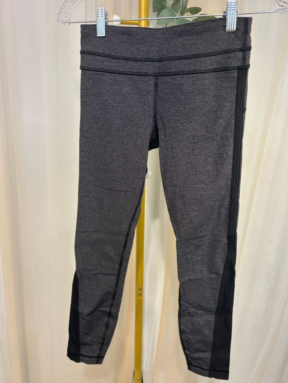 Lululemon Black Gray Striped Leggings Size 4 High Rise Zip Pocket Excellent